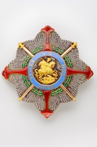 Kahden Sisilian kuningaskunta - Kahden Sisilian kuninkaallinen talo: Pyhän Yrjön Reunionin ritarikunnan lautanen - Suurmestarin malli - 1800-luvun alku - Kulta, hopea, markasiitti ja emalit - D 8,5 cm; paino 80 g - Yksityiskokoelma tekijältä Anonymous Anonymous