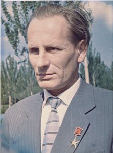 Mihail Vasilyevich Melnikov (1919-1996), rakettimoottorisuunnittelija - Anonymous. Värivalokuvauksen yksityinen kokoelma tekijältä Anonymous Anonymous