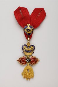 Golden Fleecen ritarikunta: Itävallan Golden Fleece - Alennettu merkki - 1850-1900 - Kulta ja emalit - Korkeus: 7,6 cm; L: 4,5 cm; Paino: 42 g - Yksityinen kokoelma tekijältä Anonymous Anonymous