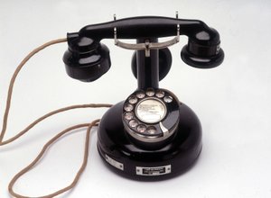 PTT 24 bakeliittipuhelin tekijältä Anonymous Anonymous