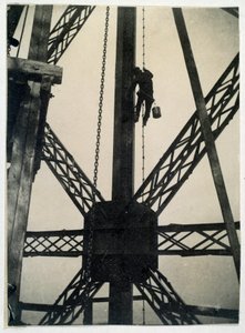 Taidemaalari Eiffel-tornissa vuonna 1889, Pariisi tekijältä Anonymous Anonymous