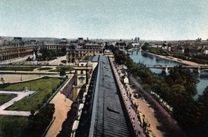 Pariisi: panoraama kohti Louvrea. La Seine ja Cathedrale Notre Dame (Notre-Dame), oikealla. Valokuva vuodelta 1920 Pariisin kaupungin "" Artistic Album -albumissa". Yksityinen kokoelma. tekijältä Anonymous Anonymous