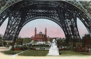 Pariisi: Palais du Trocadero nähtynä Eiffel-tornin alla. Valokuva vuodelta 1920 Pariisin kaupungin "" Artistic Album -albumissa". Yksityinen kokoelma. tekijältä Anonymous Anonymous