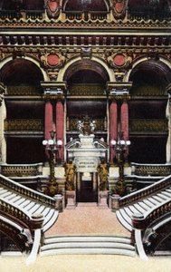 Pariisi: näkymä Opera Garnierin suurille portaille. Valokuva vuodelta 1920 Pariisin kaupungin "" Artistic Album -albumissa". Yksityinen kokoelma. tekijältä Anonymous Anonymous