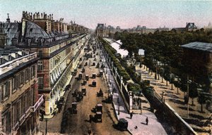 Pariisi: näkymä rue de Rivolin liikenteestä kohti Louvrea. Valokuva vuodelta 1920 Pariisin kaupungin "" Artistic Album -albumissa". Yksityinen kokoelma. tekijältä Anonymous Anonymous