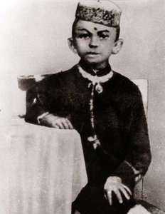 Poliittisen johtajan Mohandas Karamchand Gandhin (1869-1948) lapsen muotokuva - Valokuvaus noin 1875 tekijältä Anonymous Anonymous