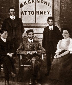 Poliittisen johtajan Mohandas Karamchand Gandhin (1869-1948) asianajajan muotokuva Durbanissa Etelä-Afrikassa. Valokuvaus 1893 tekijältä Anonymous Anonymous