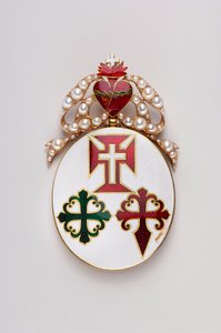 Portugali - Kolmen ritarikunnan suurristin nauha: Kolmen ritarikunnan suurristimerkki kuului luultavasti Maria II:lle Bragancelle (1819-1853), Portugalin kuningattarelle - Lady-malli - 1800-1850 - Kulta, jossa on Emals ja helmiä - H: 8 cm; L: 4,7 cm; Paino tekijältä Anonymous Anonymous