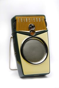 TRANSISTORIRADION tai POCKET RADION tai TRANSISTOR PORTABLE RADION asetelma. tekijältä Anonymous Anonymous