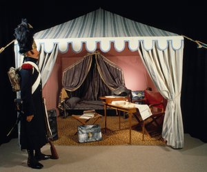 Napoleon I:n teltta bivouacilla, ja lestikari jalan Imperiumin kaartin nousevasta vartiosta. 1800-luvun Pariisi, Musee de l