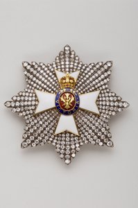 Yhdistynyt kuningaskunta - Victorian kuninkaallinen ritarikunta: ritarikunnan suurristin laatta - XIX vuosisadan loppu - Kulta, hopea, timantit, smaragdi, rubiinit ja emalit - D 7,9 cm; paino: 56 g - Yksityinen kokoelma tekijältä Anonymous Anonymous