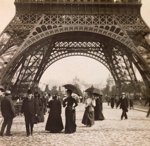 Vuoden 1900 maailmannäyttely - Universelle de 1900 -näyttely Pariisissa: Näkymä Eiffel-tornin alta - yksityinen kokoelma tekijältä Anonymous Anonymous