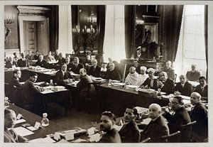 deuxieme Conference de la Table ronde - Mahatma Gandhi - Toinen pyöreän pöydän konferenssi Lontoossa, Anonymous. Hopeinen gelatiinivalokuvaus tekijältä Anonymous Anonymous