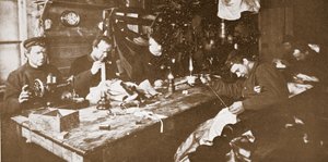 Kotalla miehet ompelivat puolitalvella turkisia vaatteisiin kevään kelkkailussa, pubissa. Lontoo 1907 (m/w kuva) tekijältä Anthony Fiala