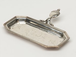 Kynttilännuuskatarjotin, määräyslautakunta, n. 1696 (tarjotin, nuuskaaja) tekijältä Anthony Nelme