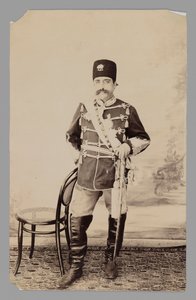 Mozaffar al-Din Shahin täyspitkä muotokuva, 1800-luvun loppu - 1900-luvun alku (hopeagelatiiniprintti) tekijältä Antoin Sevruguin