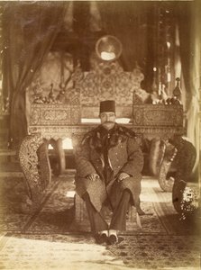 Naseeruddin Shah istuu Peacock Throne -valtaistuimen edessä, Gulistan Palace, Teheran