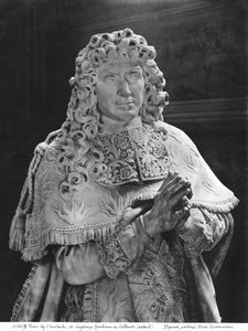 Jean-Baptiste Colbert de Torcyn hauta 1619-83, yksityiskohta Colbertista, n. 1685-1687 marmori ja kullattu pronssi katso myös 248118, 248119, 248120, 252767, 252769 bw valokuva