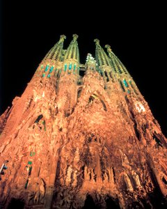 Kirjailija: GAUDI i CORNET, Antoni (1852-1926). Otsikko: Sagrada Familia. 1884-1926 (espanja). Tekniikka: Arkkitehtuuri. Museo/Sijainti: ESPANJA. KATALONIA. BARCELONA. Barcelona. Pyhän perheen sovituskirkko. Fachada del Nacimiento. (Espanja).