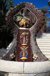 Kaakeloitu suihkulähde, Guell Park (1900-1914)