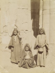 Arabitytöt kantavat vettä, Egypti