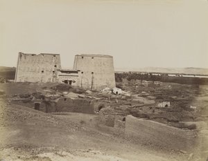 Edfu, näkymä Pylonille ja kylään tekijältä Antonio Beato