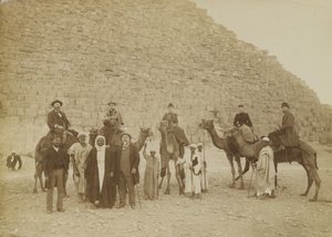 Turistien perhe Gizassa, Egyptissä tekijältä Antonio Beato