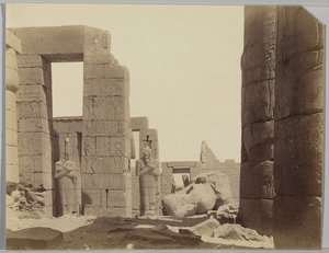 Ramesseum patsaan kanssa (gelatiinihopea kuva) tekijältä Antonio Beato