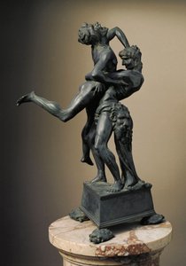 Herkuleen kaksitoista teosta: "" Herakles (Herkules) nostaa jättiläisen Ante"" Antonio Bencin pronssiveistos nimeltä Le Pollaiolo (Pollaiuolo) (1431-1498) 1475 Dim. 45 cm Museo del Bargello, Firenze tekijältä Antonio Pollaiuolo