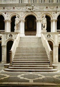 Näkymä Scala dei Gigantille, jonka on suunnitellut Antonio Rizzo ja Jacopo Sansovinon (1486-1570) Marsin ja Neptunuksen patsaat tekijältä Antonio Rizzo