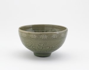 Tarjoilukulho Longquan-astioiden tyyliin, Tarjoilukulho (hachi), 1800-luvun alku (kivitavara celadon-lasituksella) tekijältä Aoki (attr. to) Mokubei