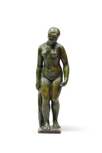 Seisoi verhojen luona tekijältä Aristide Maillol