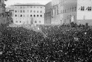 Väkijoukko kokoontui Piazza Signorialle Hitlerin ja Mussolinin Firenzen-vierailun yhteydessä, 05/1938 (b/w kuva)