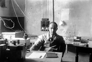 Italialainen fyysikko Enrico Fermi (1901-1954 Nobelin fysiikan palkinto 1938) laboratoriossa (m/v kuva)