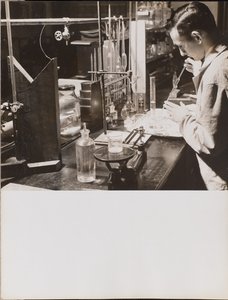 [Laboratoriossa oleva mies laittaa molemmilla käsillään suuren pipetin dekantterilasiin] tekijältä Arnold Eagle