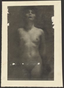 [Naisen alastonkuva]