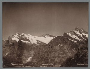 Näkymä Wetterhornille, Berglistockille ja Schreckhornille Bernin Alpeilla Panorama of the Jungfraukette (sarjan nimi esineellä)