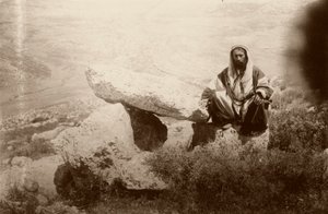 Dolmen ja mies, Hesbanin (Heshban) länsipuolella, 1881 tekijältä Arthur M. Mantell