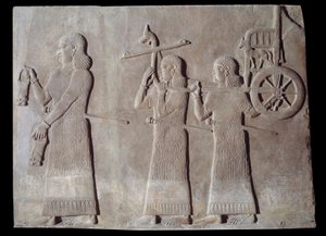 Taide Mesopotamia (Assyria): Assyrian kuninkaan Sargon II:n (721 - 705 eKr.) palatsin hovi, joka kantaa situleja ja kuninkaan vaunuja. Pariisi, Musee du Louvre tekijältä Assyrian