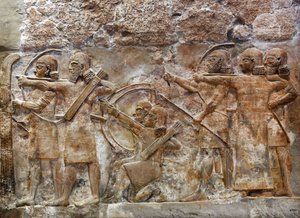 Assyrian armeijan jousimiehet valloittamassa linnoitettua kaupunkia, helpotus Nimrudista, noin 865 eaa. tekijältä Assyrian