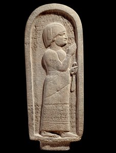 Kuujumalan papin Si Gabborin basalttihautajaisstele. arameankielinen epitafi. 7. vuosisadalla eaa. Syyriasta. Pariisi, Louvre-museo tekijältä Assyrian