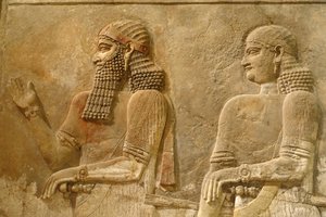 Yksityiskohta Sargon II:sta ja vartijasta, helpotus kuningas Sargonin palatsista Khorsabadissa, noin 716-713 eaa. tekijältä Assyrian