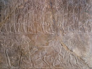 Itämainen antiikki: yksityiskohta bareljeefistä kalkkikivessä: Assyrian (Mesopotamian) kuninkaan Assurbanipalin tai Ashurbanipalin panssarin muusikot (669 eKr.-627 eKr.). 640 eaa. Niinivestä. Pariisi, Louvre-museo tekijältä Assyrian