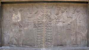 Reliefi kahdella Ashurnasirpal-hahmolla, siivekkäillä mytologisilla olennoilla ja jumalalla Ashur, ennen elämän puuta, 885-860 eaa. tekijältä Assyrian
