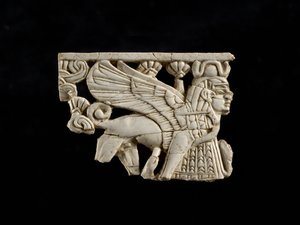 Sfinksifragmentti Fort Shalmaneserista, Nimrud, Assyria, 8. vuosisadalta eaa.