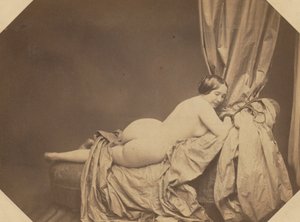 Akateeminen alaston, makuuasennossa sohvalla, n. 1855.