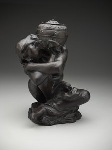 Pudonnut karyatidi kantamassa uurnaa tekijältä Auguste Rodin