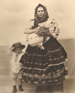 Slovakialainen nainen ja lapset, n. 1910 tekijältä Augustus F. Sherman
