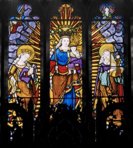 Apsiksen keskimmäinen ikkuna, Neitsyt ja lapsi pyhimysten kanssa, 1837 (lasimaalauksia). tekijältä Augustus Welby Northmore Pugin