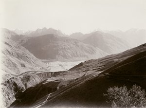 Pamir-joen ja Hindukushin risteys sen takana. tekijältä Aurel Stein